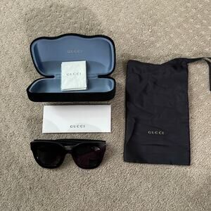 Only worn once Authentic Gucci sunglasses